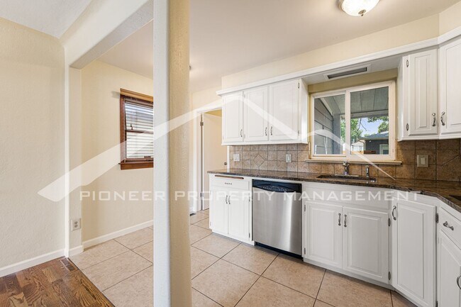 Building Photo - Charming Home with Central AC and Washer/Dryer