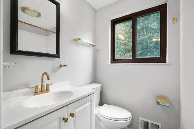 Building Photo - 214 Wedgewood Rd