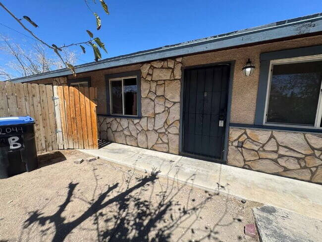 Building Photo - "Cozy 2-Bedroom Haven in North Las Vegas – 810 Sq Ft of Comfort on Harvard St!"