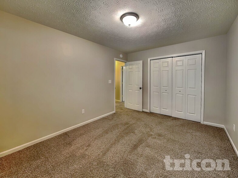 Building Photo - 1690 Fountain Lk Dr E
