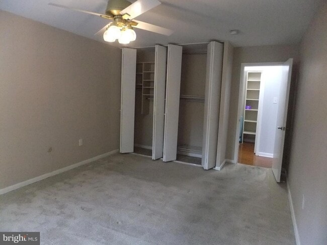 Building Photo - 1637 Oakwood Dr