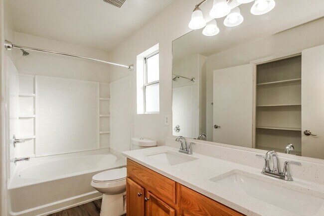 Building Photo - 3905 W Park St