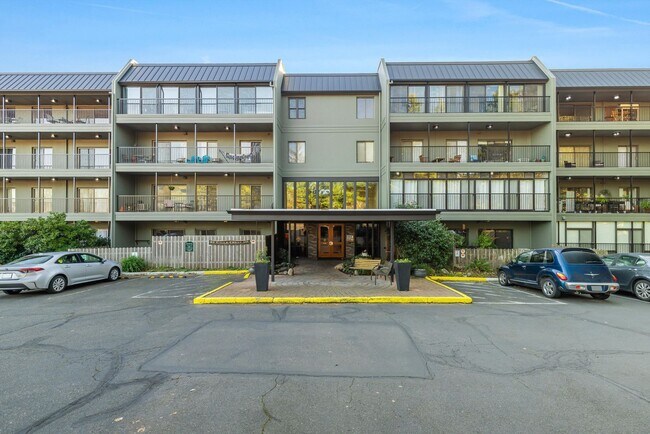 Building Photo - Cozy & sweet 1/1 condo in Lake Oswego with covered parking and storage included!