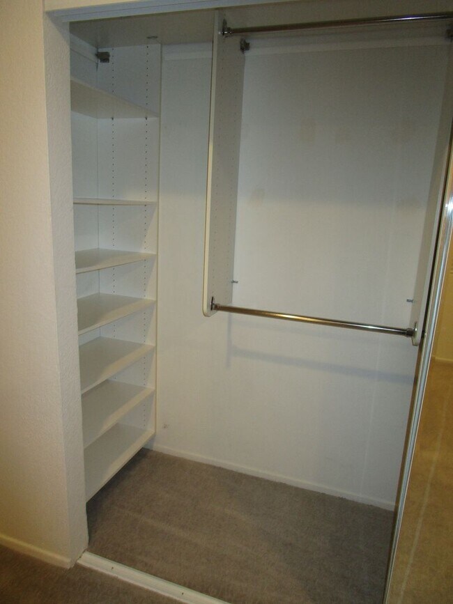 Building Photo - Gated Raintree Terrace Condo!