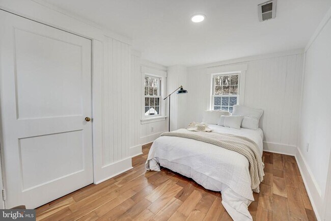 Building Photo - 102 N Rogers St