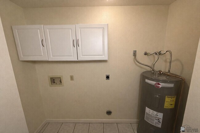 Building Photo - 784 W 37th St