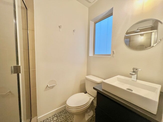 Building Photo - Richmond Neighborhood Condo w/100 bike score on walkscore.com MOVE IN SPECIAL: 1/2 OFF FIRST MONT...