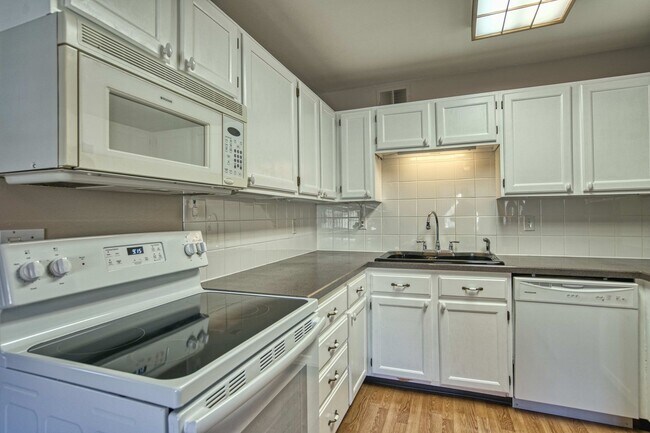 Building Photo - Bright End-Unit Condo – 2 Bed/1 Bath, Single-Level, No Stairs!