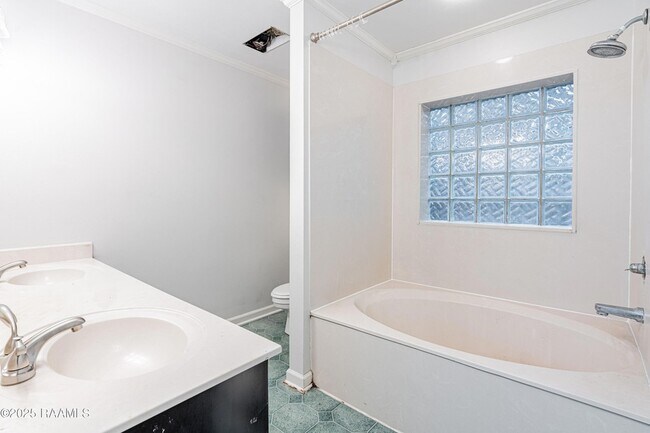 Building Photo - 213 Longleaf Dr