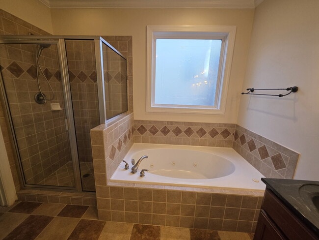 Building Photo - Spacious 4-Bedroom Home for Rent in Kings ...