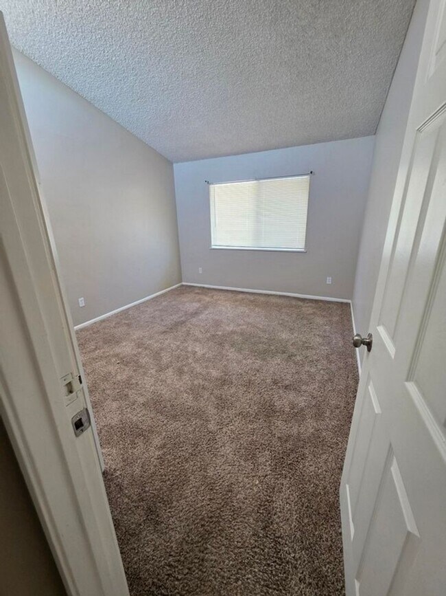 Building Photo - Move in Ready!!