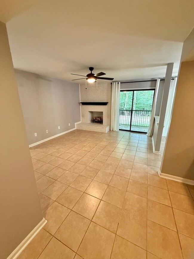 Building Photo - Fully Renovated 2 Bed, 2 Bath Ground-Floor...