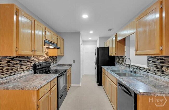 Building Photo - MOVE IN READY