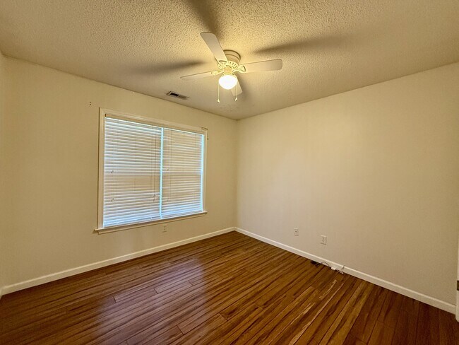 Building Photo - 254 Meadow Pathway Dr