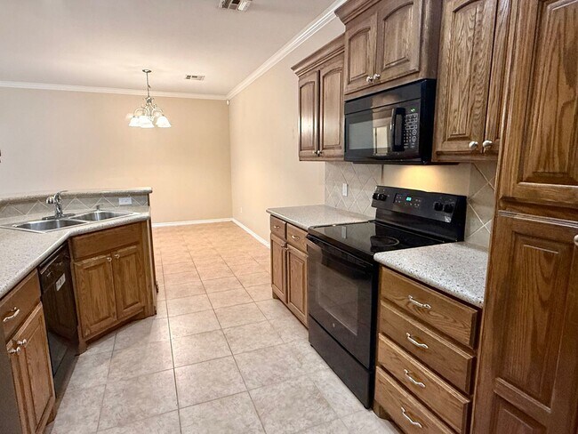 Building Photo - Cute 3 Bed Duplex In Yukon