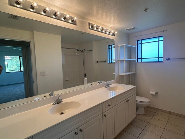Building Photo - 3020 Alcazar Pl