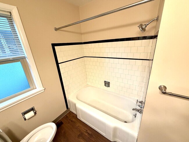 Building Photo - Desired Neighborhood! 3bd 1ba w/new flooring