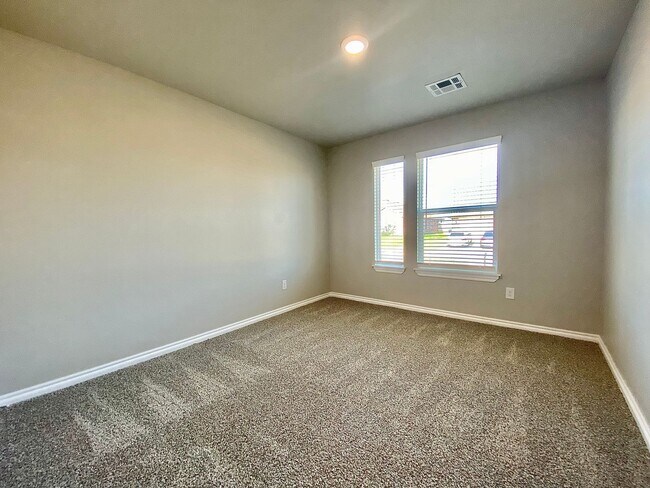 Building Photo - 4 Bed 2 Bath, w/Office in Deer Creek Schools