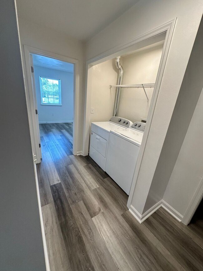 Building Photo - $1180 for 1 bedroom in a 4 Bedroom Apartme...