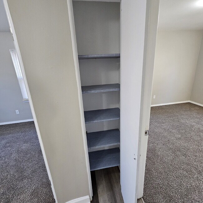 Building Photo - 3 Bedroom, 1 Bath Ranch w/ Fresh Updates Throughout. Spacious Living Room w/ New Laminate Floorin...