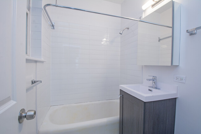 Building Photo - 432 W Belmont Ave
