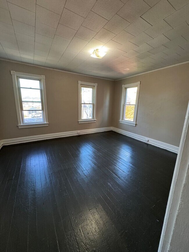 Building Photo - 556 Salem Ave