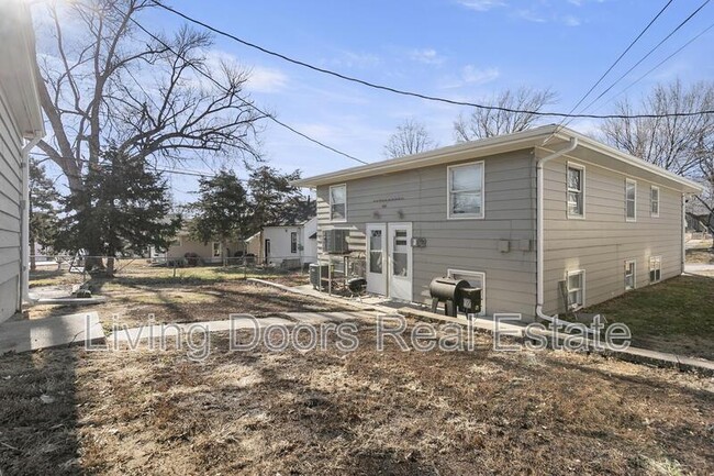 Building Photo - 348 S 5th St