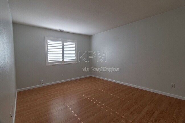 Building Photo - 445 Almond Dr