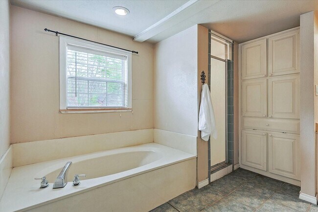 Building Photo - Amazing Historic 1940's Home in Original C...