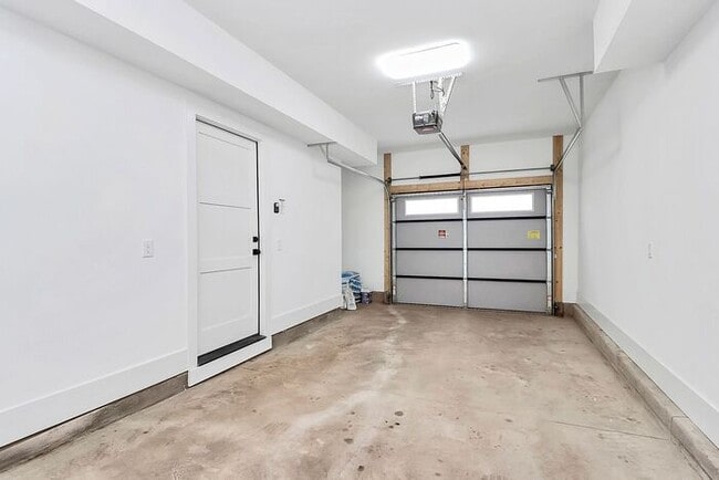 Building Photo - Stunning 3BD/3.5BA Townhome with PRIVATE POOL!