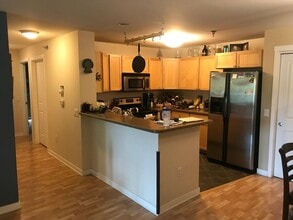Building Photo - Spacious 2 bed 1 bathroom Condominium