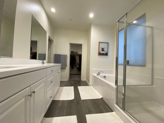 Building Photo - 45131 Landing Pl