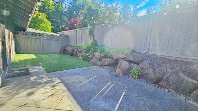 Building Photo - Modern Bellevue Townhome | Chef’s Kitchen, Dual Fireplaces & Private Patio