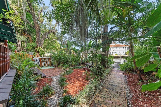 Building Photo - 918 Tequesta St