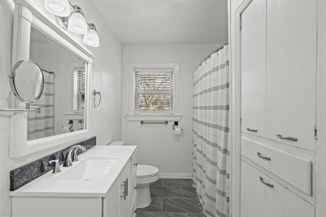 Building Photo - 2406 Oaklawn Dr