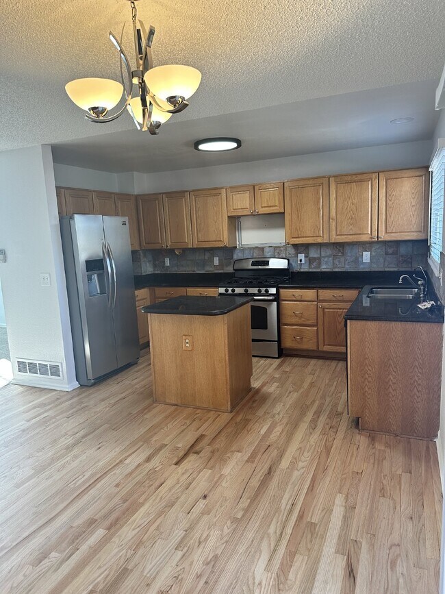 Building Photo - All yard care included! Great community am...
