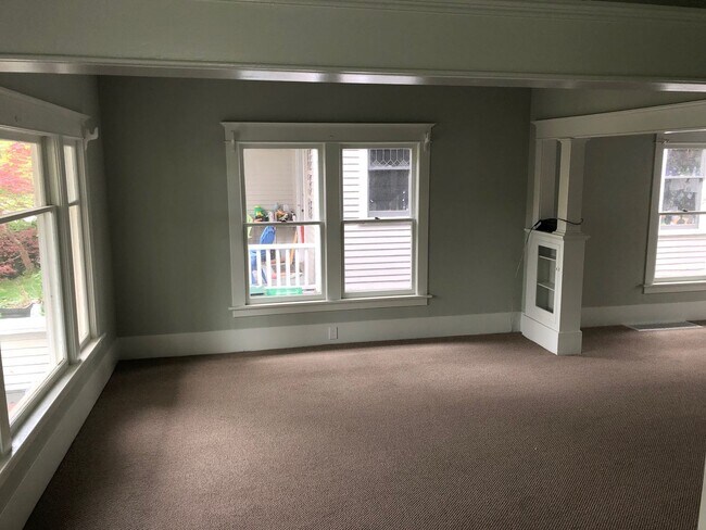 Building Photo - University Duplex