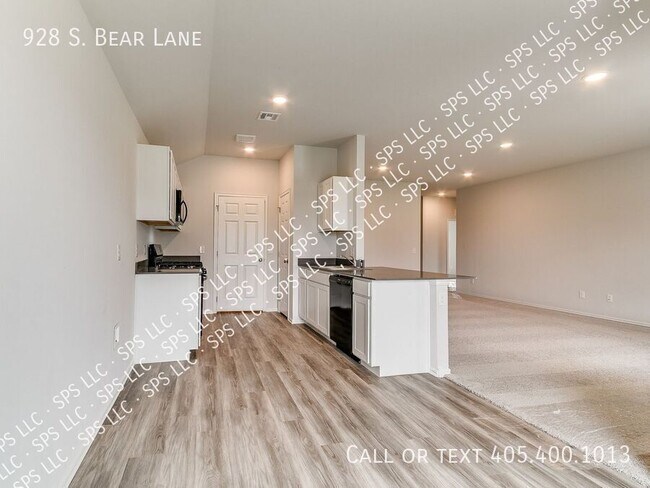 Building Photo - 928 S Bear Ln