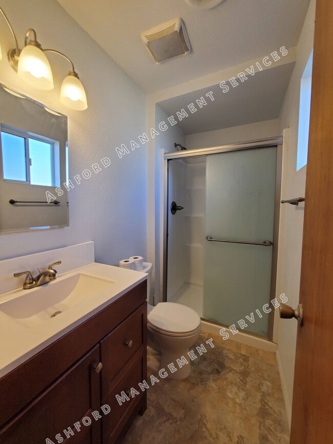 Building Photo - 3 BEDROOM HOME WITH HUGE BACKYARD/GARDEN AREA