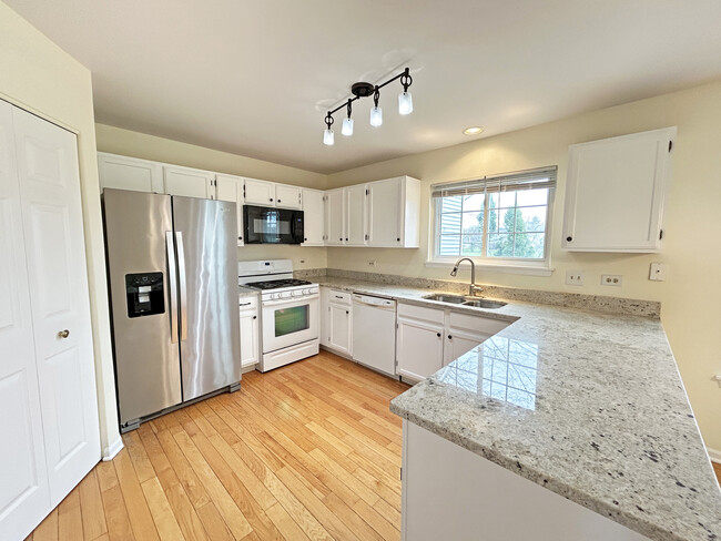 Building Photo - 6146 Golfview Dr