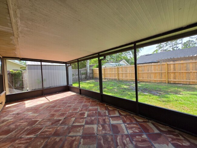 Building Photo - Springtree - Beautiful, spacious home