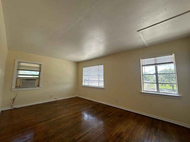 Building Photo - 1402 Gustav St