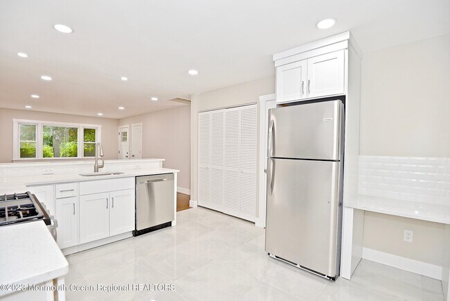 Building Photo - 57 Golden Glow Circus