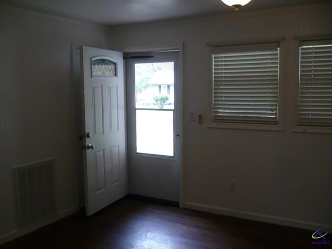 Building Photo - 1325 Laura Ave