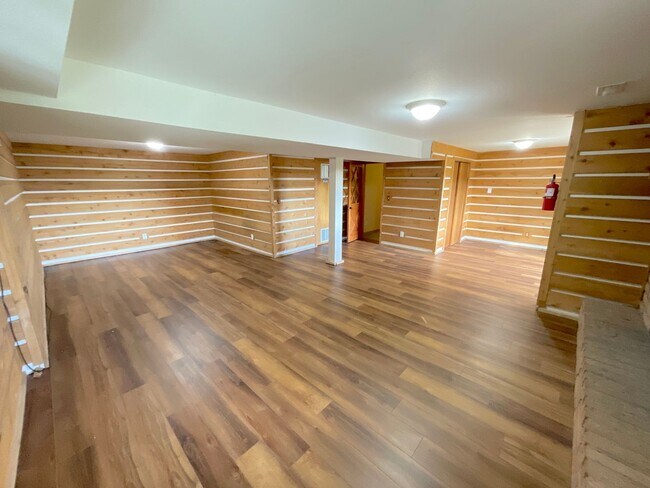 Building Photo - 5 Bedroom Home, 4.61 Acres, Available Near...