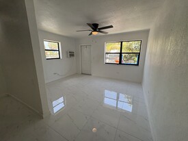 Building Photo - 16182 NE 18th Pl