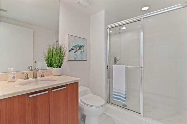 Building Photo - 2650 Lake Shore Dr