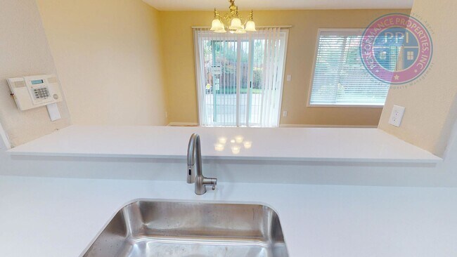 Building Photo - Bethany - Desirable Kaiser Woods / Beautif...