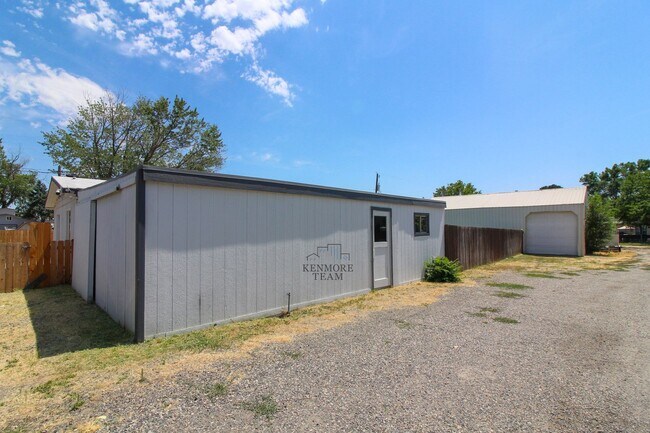 Building Photo - 2 Bed, 2 Bath Home in Kennewick with a SHOP!