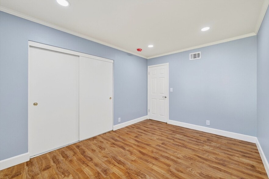 Building Photo - 445 E Hoover Ave